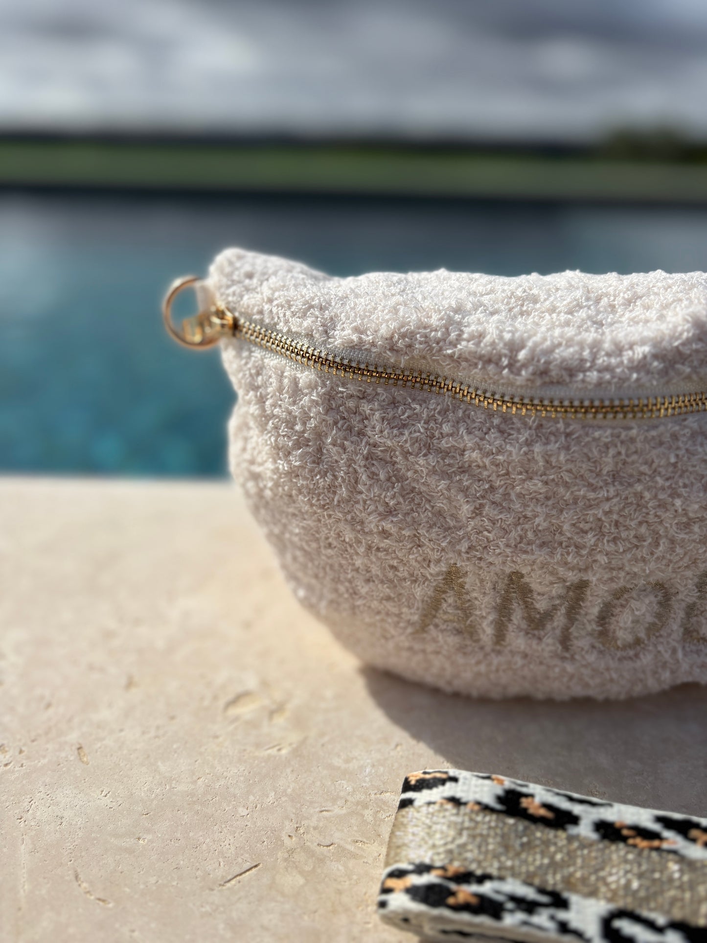Sac banane en tissu moumoute douce bouclette beige inscription "AMOUR" sangle fantaisie léopard