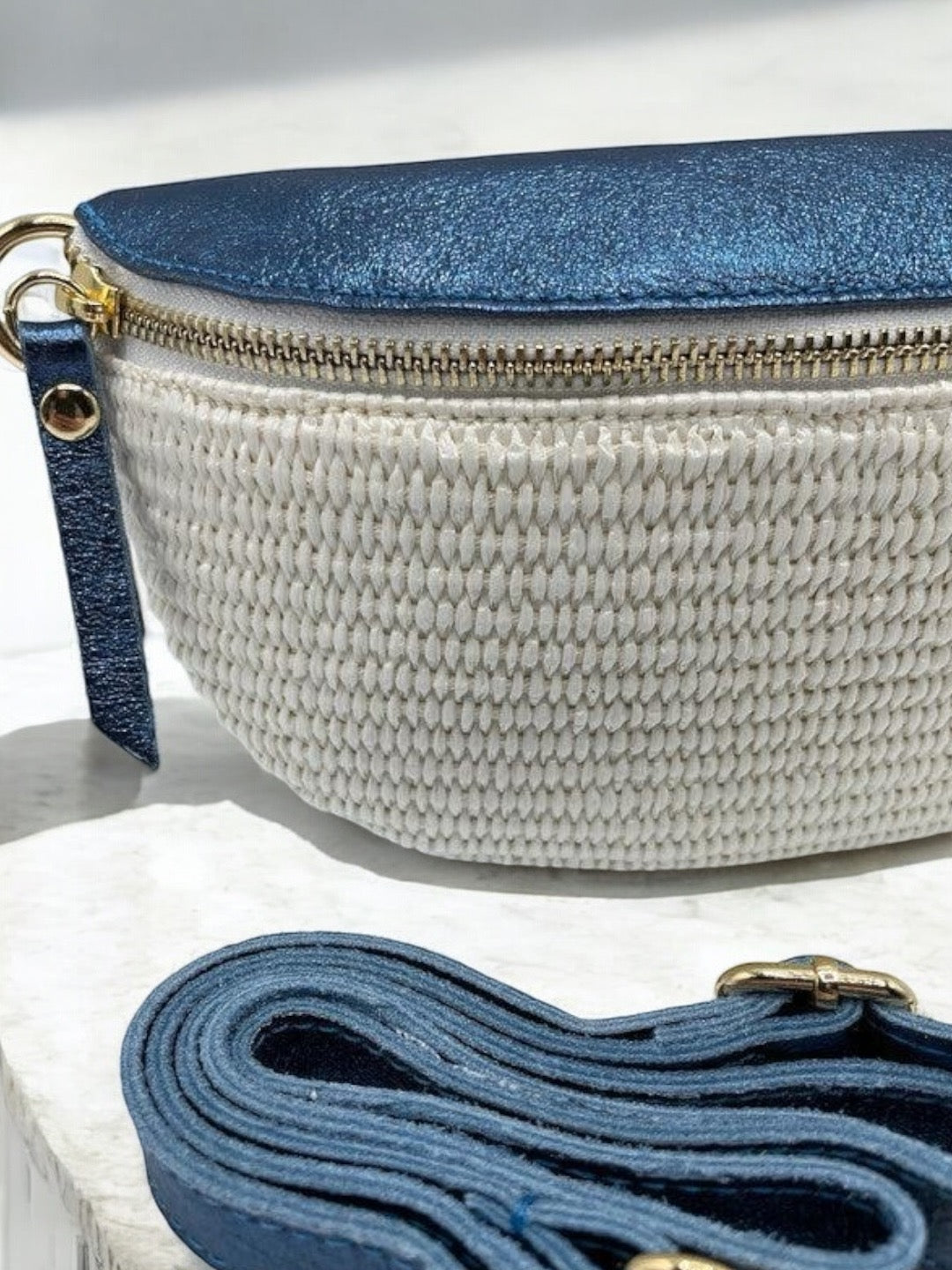 Sac banane bi matiere tressé beige cuir bleu marine