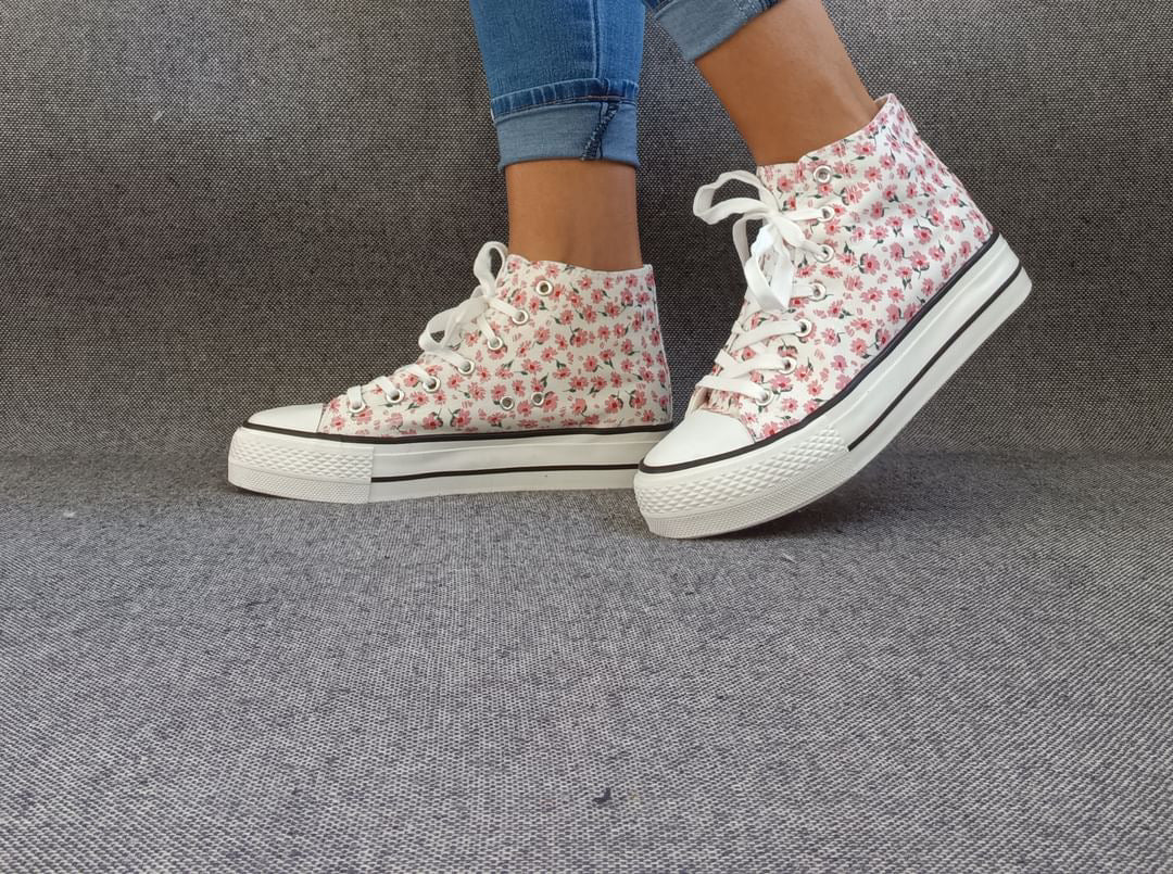 Baskets hautes motifs liberty fleurs roses en tissu type converse