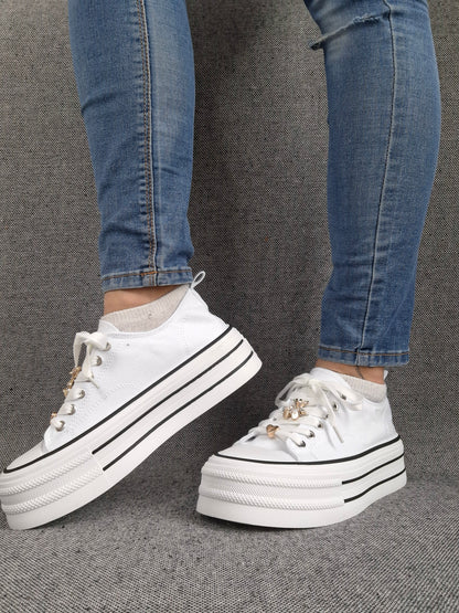 Chaussures baskets basses semelle compensée en tissu blanc style converse