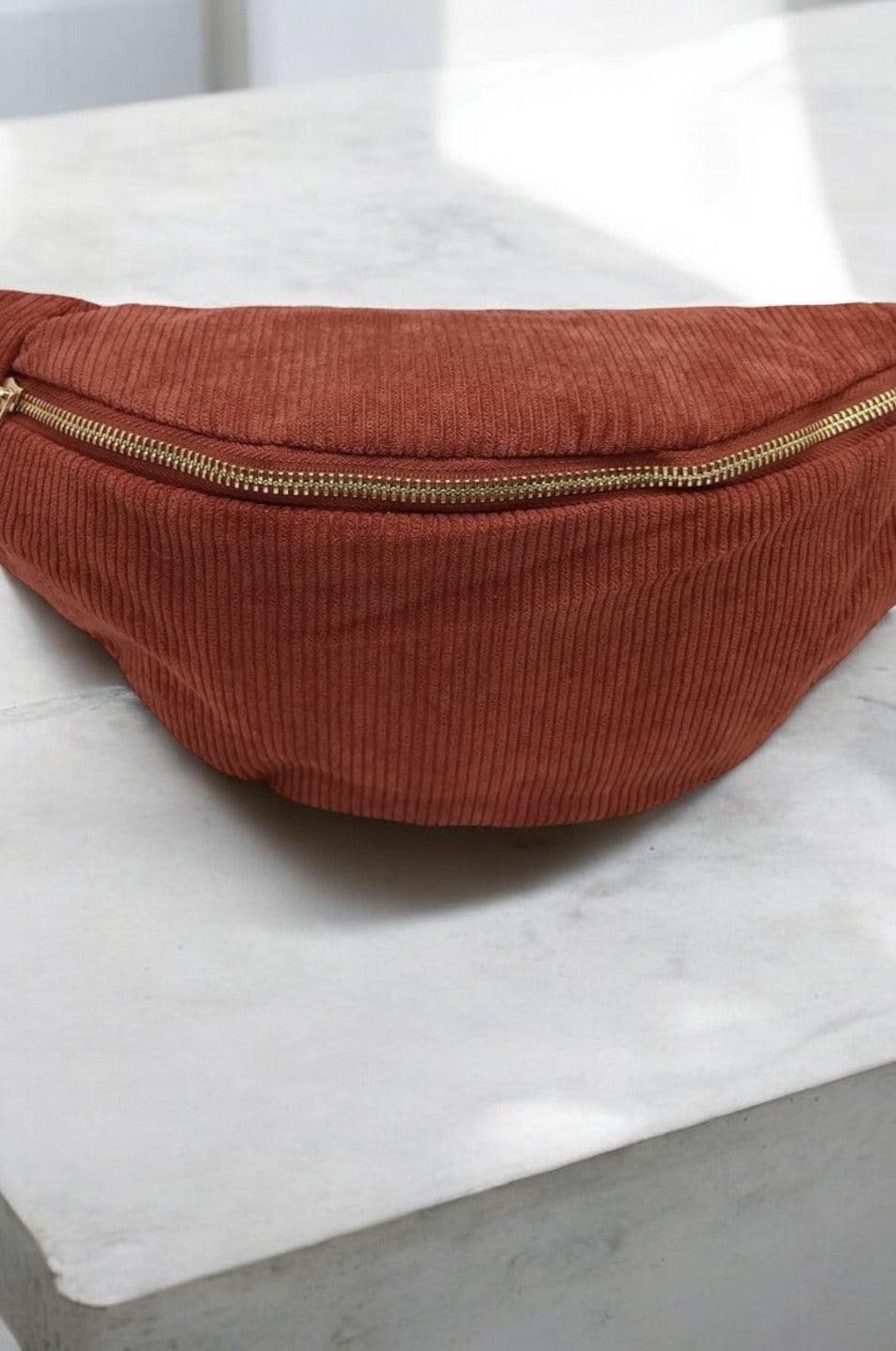 Sac banane velours côtelé couleur terracotta rouille
