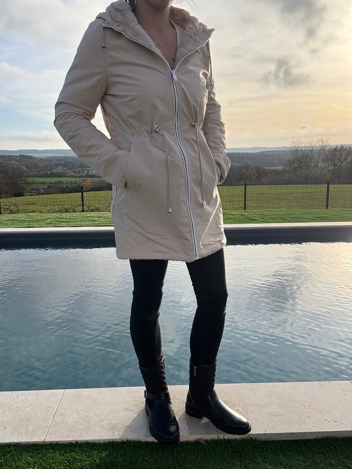New Lolo - Manteau long beige réversible imperméable fourré fausse fourrure avec un cordon de resserrage à la taille