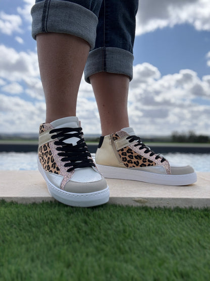 Chaussures baskets hautes type sneakers montantes léopard et doré
