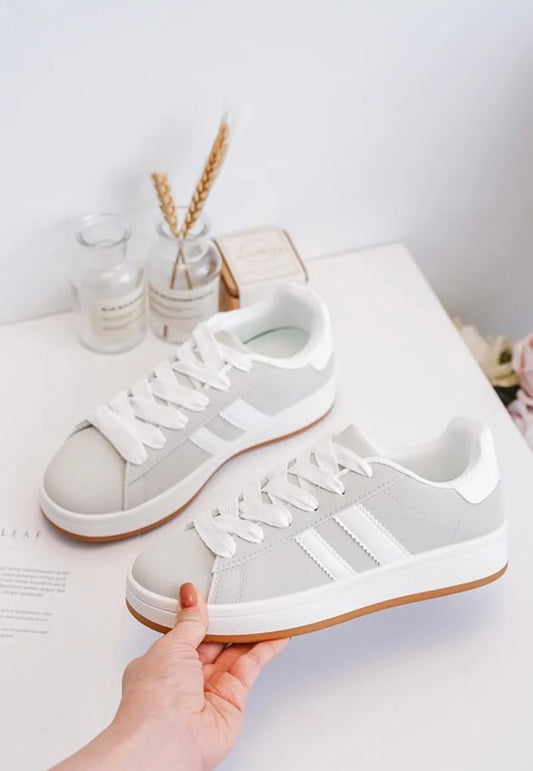 Chaussures baskets basses grises à rayures blanches style sneakers