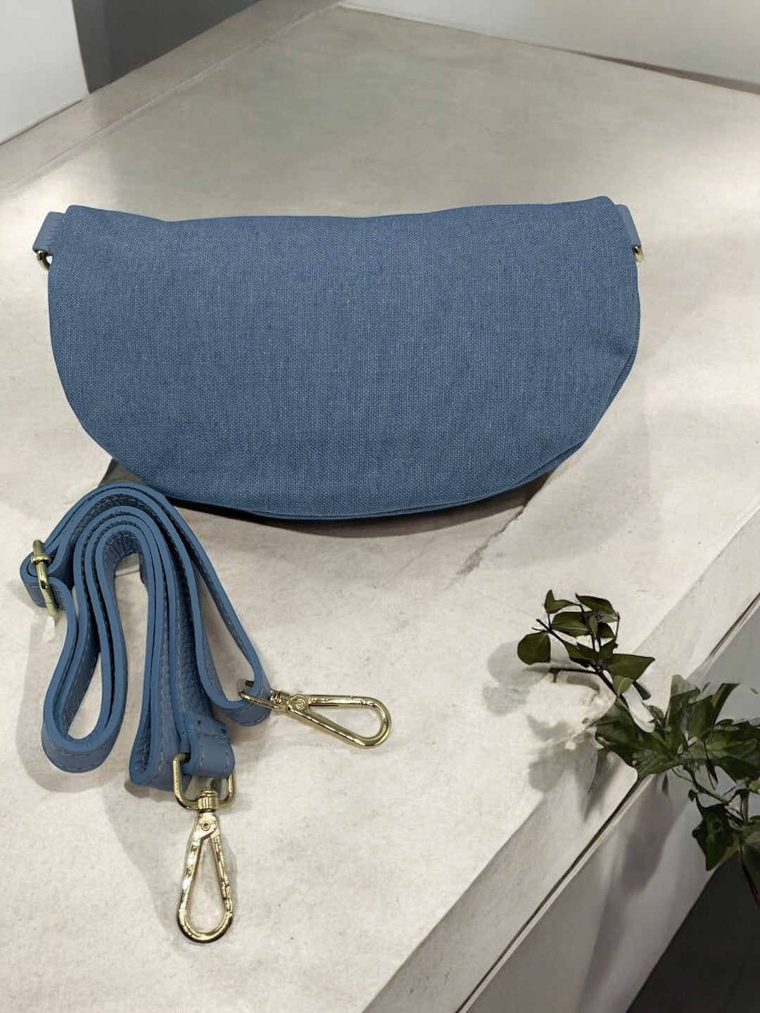 Sac banane tissu jean bandouliere bleu clair en cuir