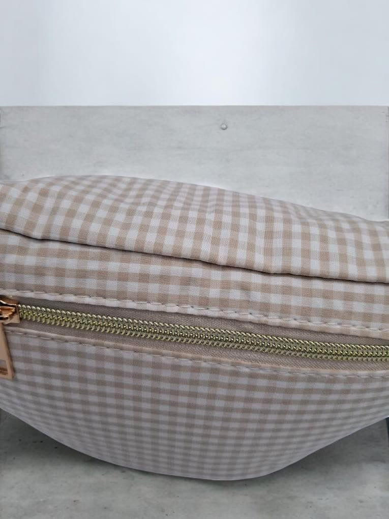 Sac banane en coton motif vichy beige et blanc avec cœur rouge