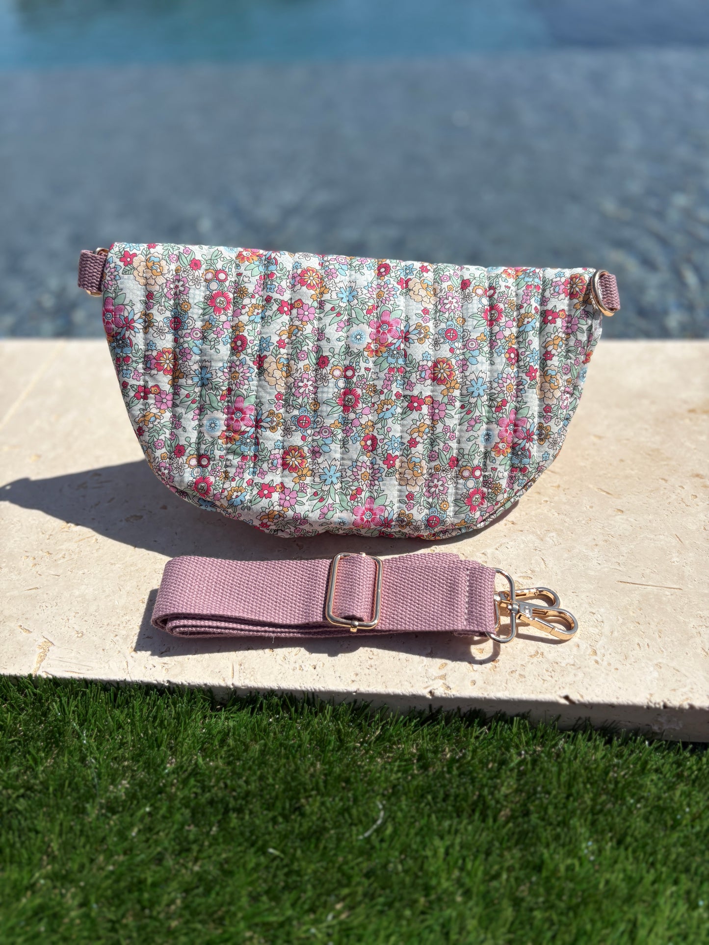 Sac banane en coton matelassé liberty  motif fleuris rose pâle