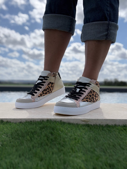 Chaussures baskets hautes type sneakers montantes léopard et doré