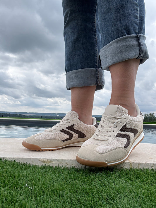 Nouveautés - Chaussures baskets en moumoute bouclettes blanches et noires avec motif en zigzag