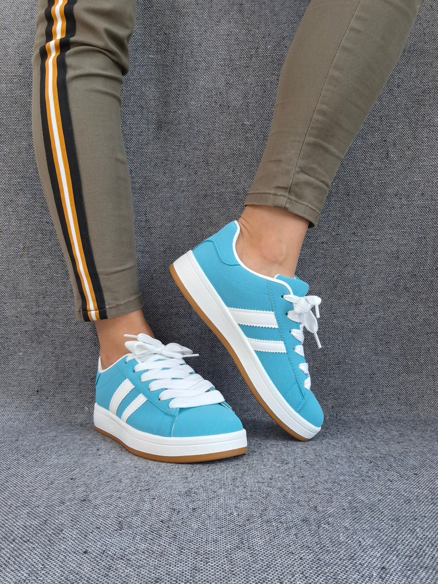 Chaussures baskets basses bleu turquoise avec bandes blanches style campus