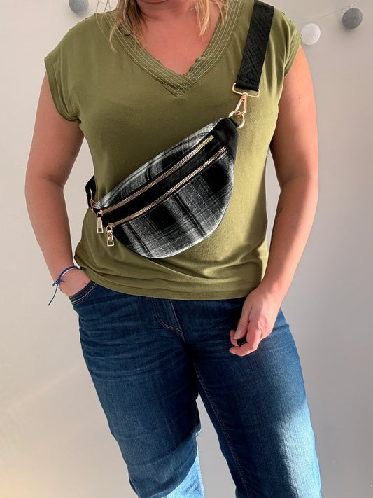 Sac banane en tissu motif écossais tons noirs sangle fantaisie