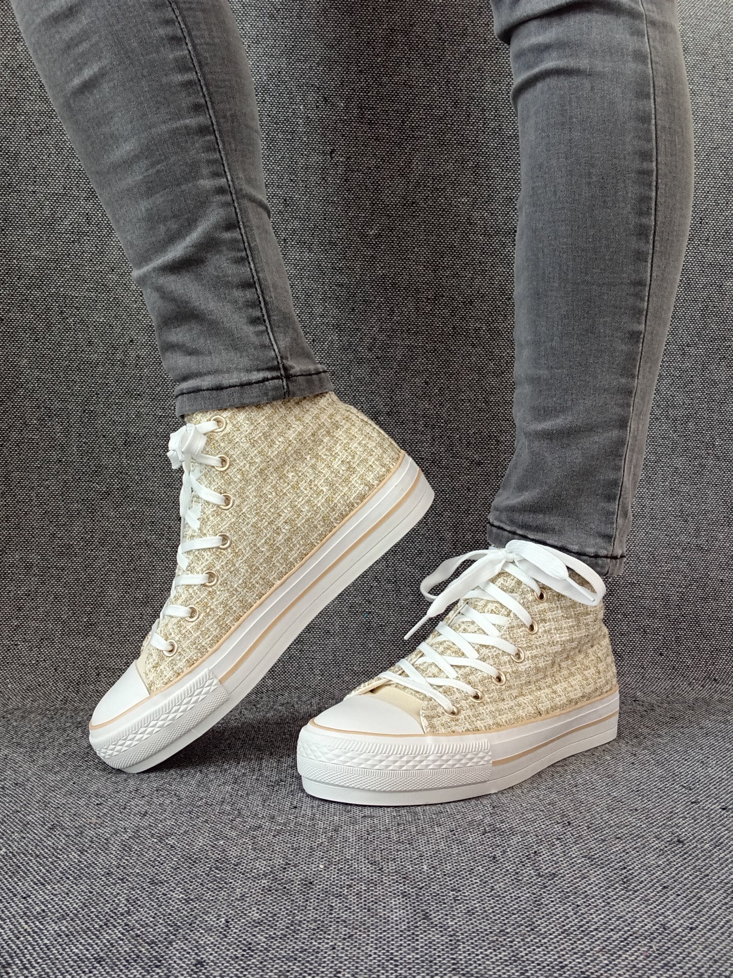 Chaussures baskets hautes en tissu texturé beige style converse