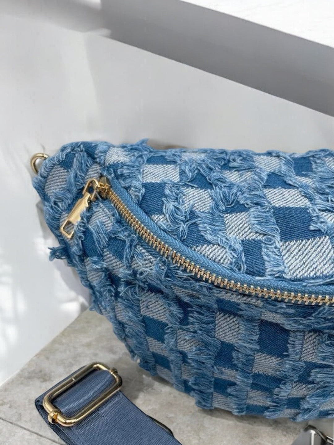 Sac banane en denim carrés bleu clair