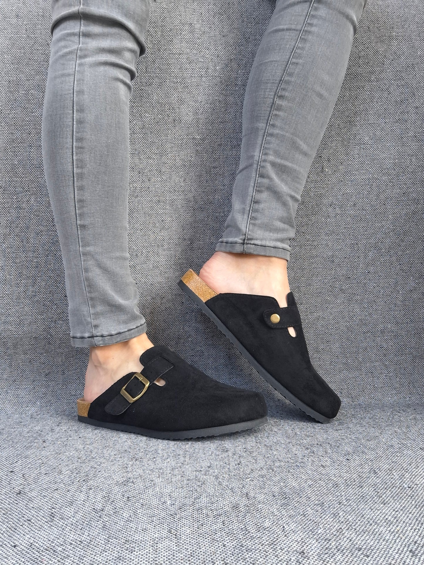 Chaussures sabots à semelle intérieur noirs avec boucle dorée
