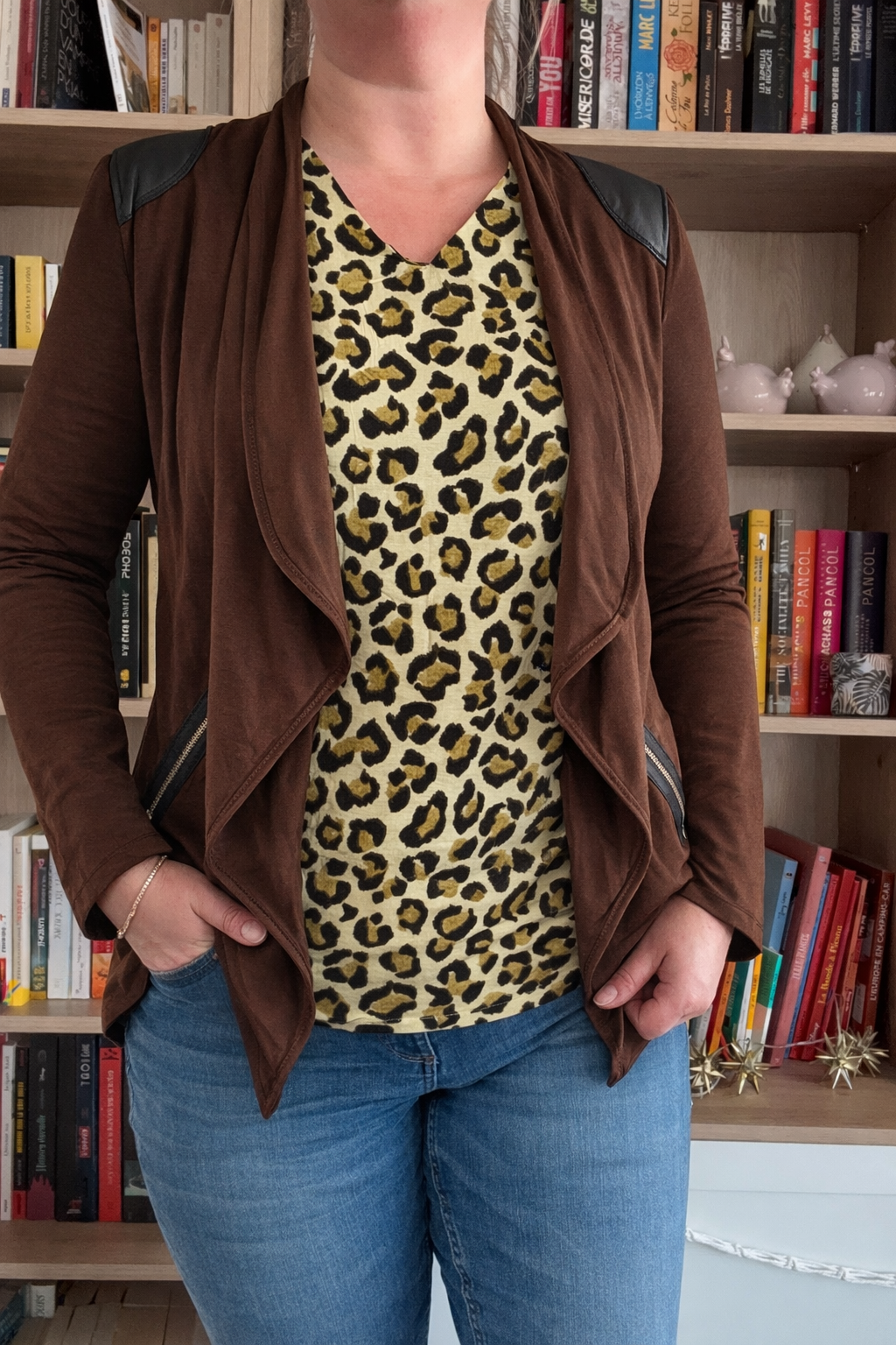 Cardigan Fluide Col Structuré avec Détail Épaule – Chic & Décontracté Le Petit Placard