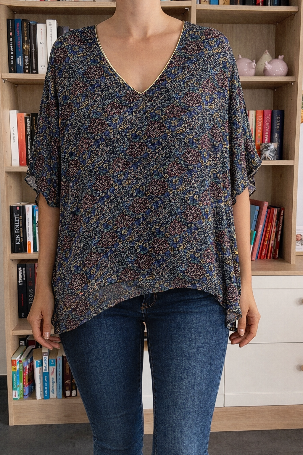 Blouse Fleurie Col V Bleu Marine Doré Le Petit Placard