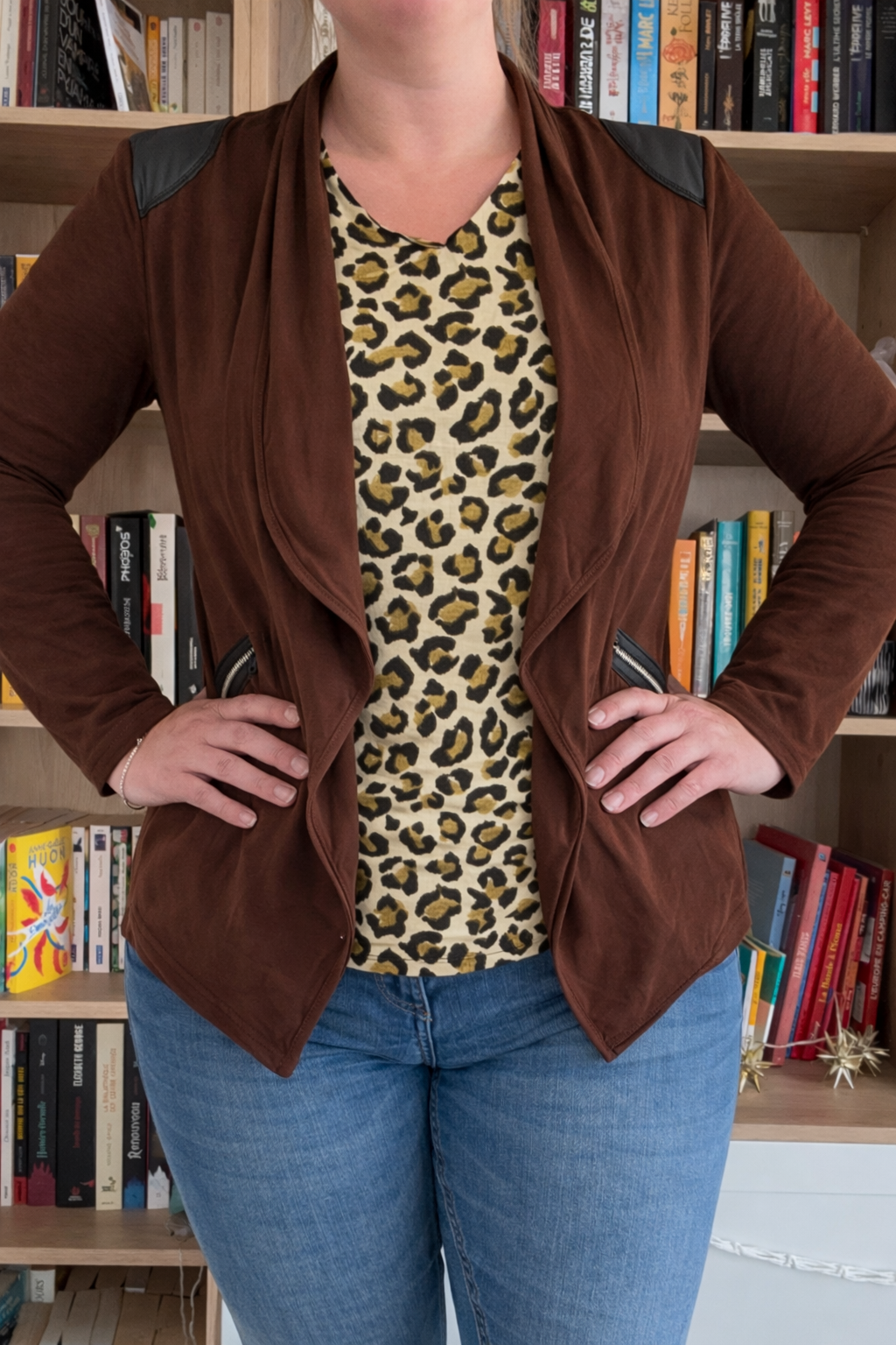 Cardigan Fluide Col Structuré avec Détail Épaule – Chic & Décontracté Le Petit Placard