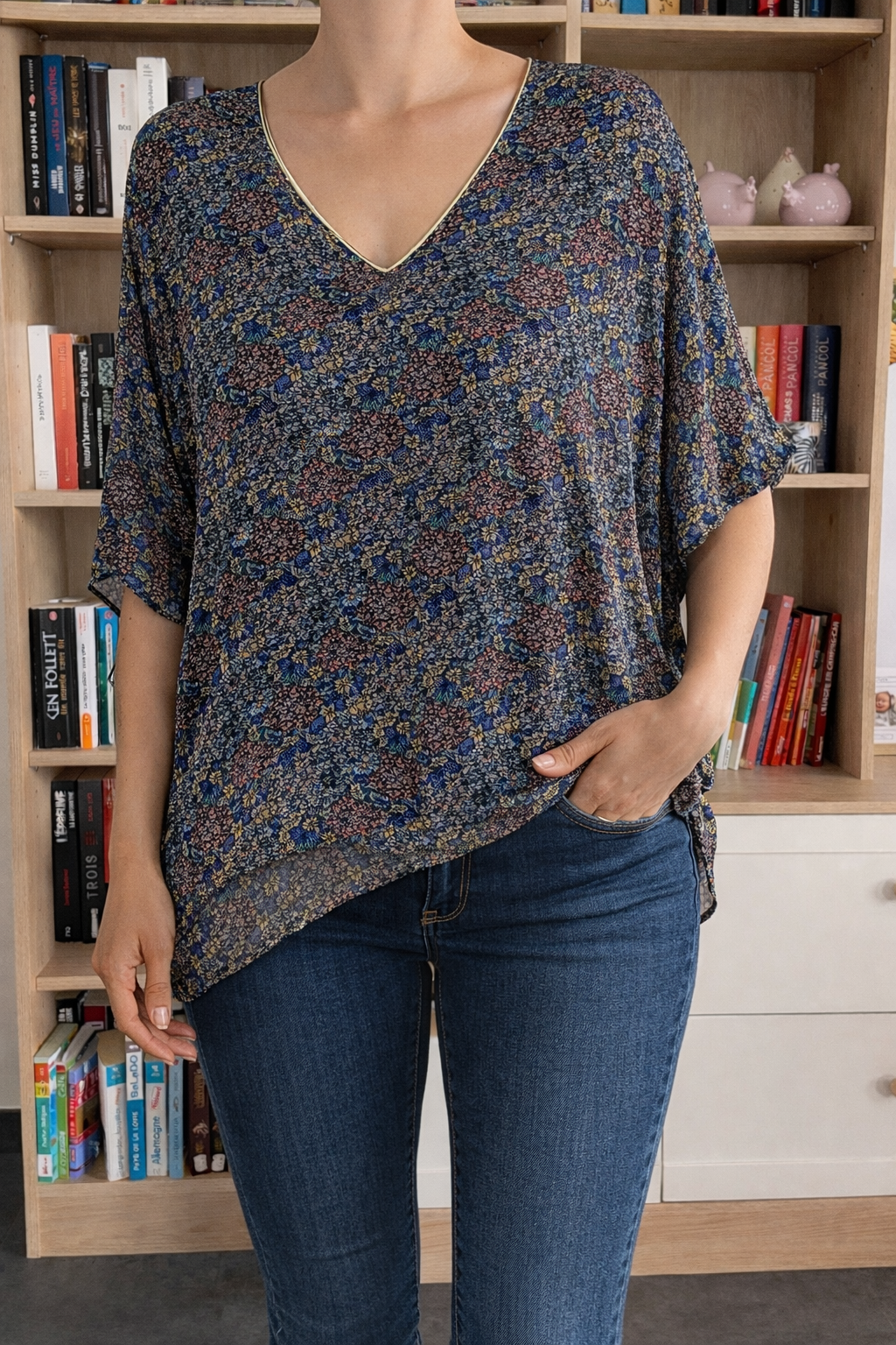 Blouse Fleurie Col V Bleu Marine Doré Le Petit Placard