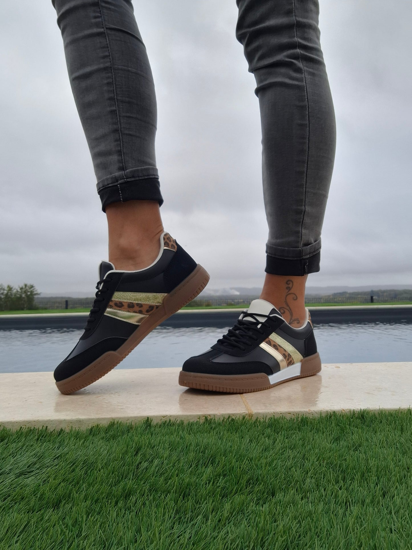 Chaussures baskets basses style sneakers campus noir avec bandes léopard et doré