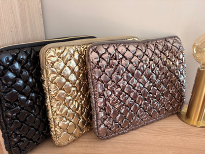 Housse ordinateur 14 pouces Le Petit Placard, argentée, matelassée, pochette chic pour femme, protection élégante pour laptop.