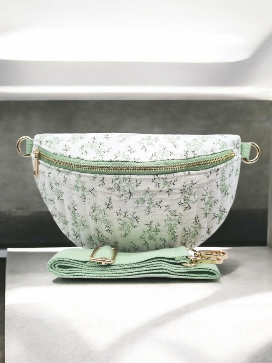 Sac banane en coton matelassé liberty blanc motif floral vert olive