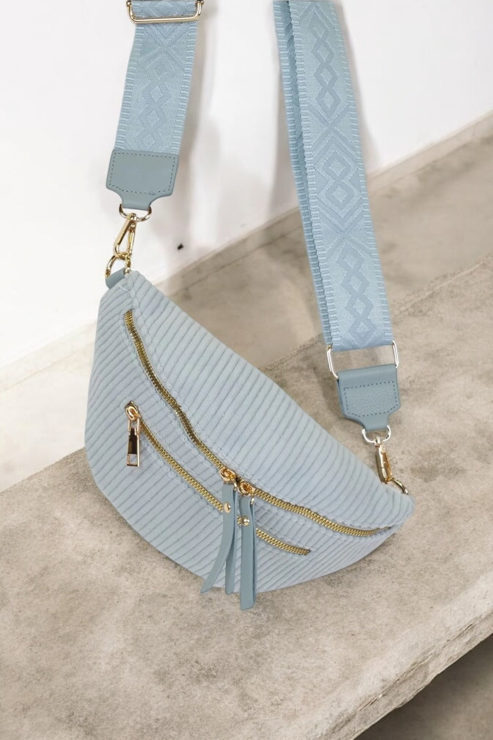 Sac banane velours côtelé 2 poches bleu clair sangle fantaisie