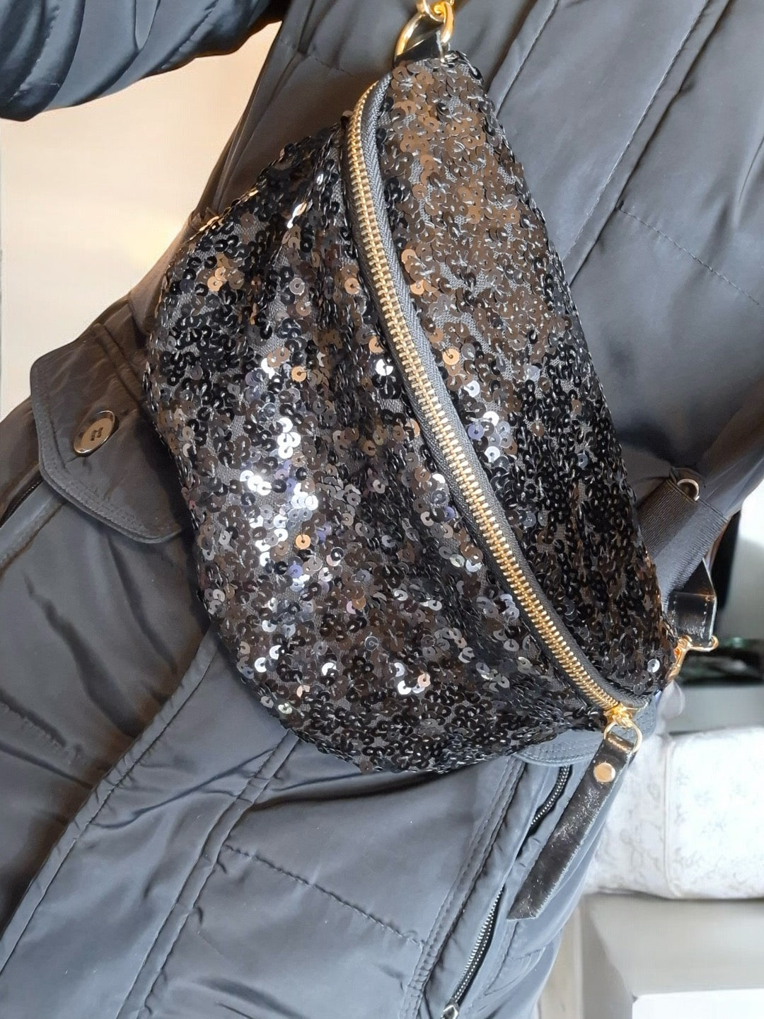 Sac banane tissu et sequins noirs