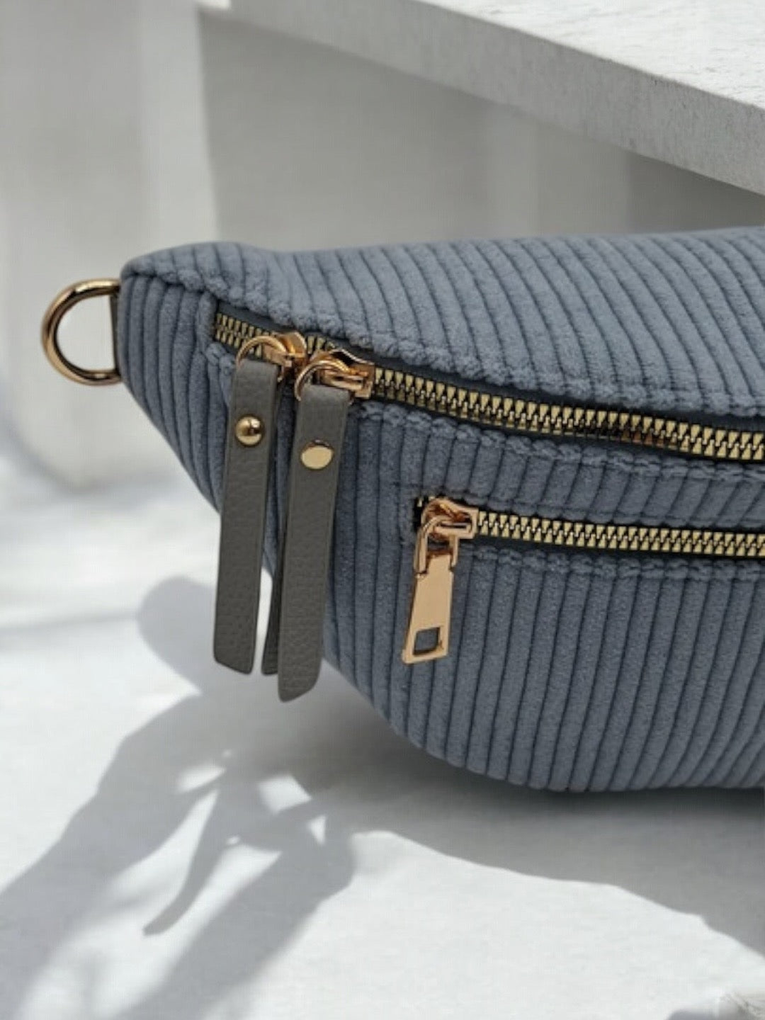 Sac banane velours côtelé 2 poches bleu ciel sangle fantaisie