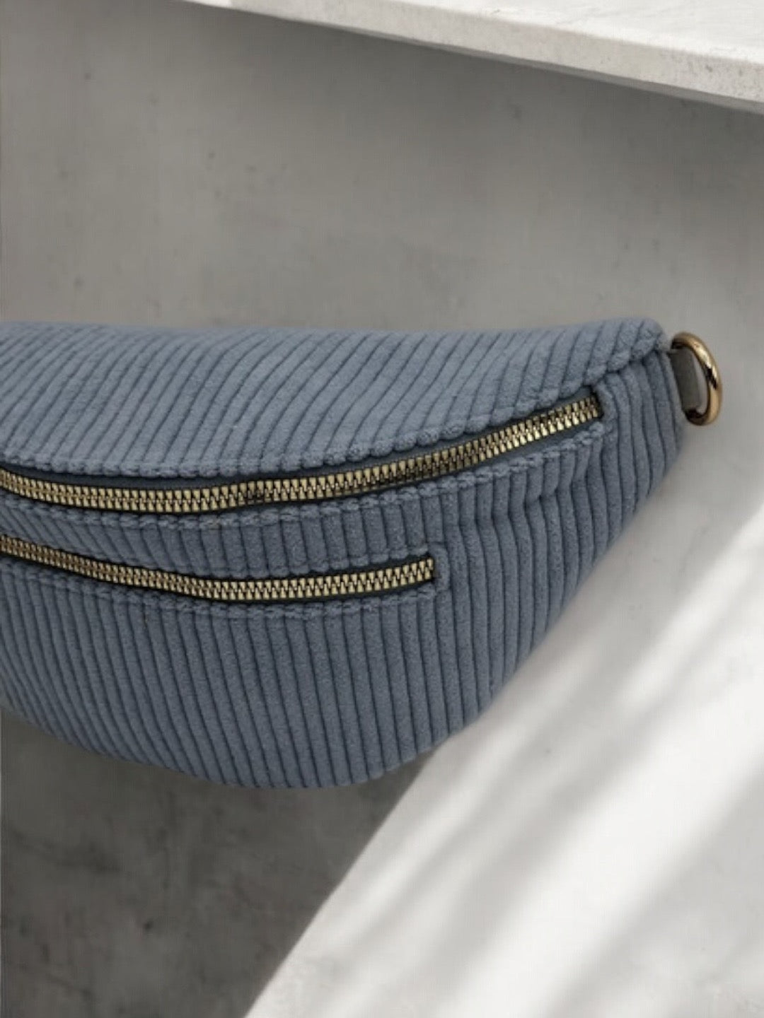 Sac banane velours côtelé 2 poches bleu ciel sangle fantaisie