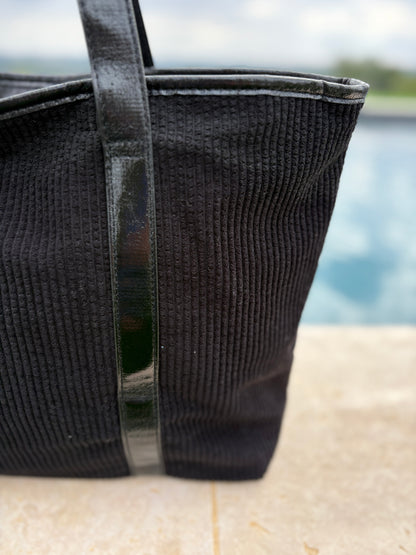 Sac à main style cabas porté main en tissu velours cotelé noir avec anses et bandes noires