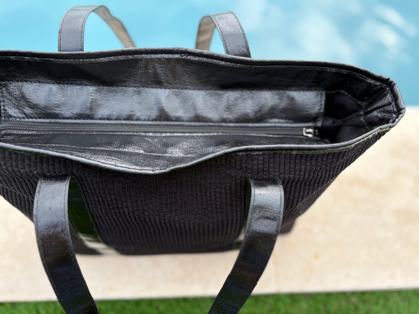 Sac à main style cabas porté main en tissu velours cotelé noir avec anses et bandes noires