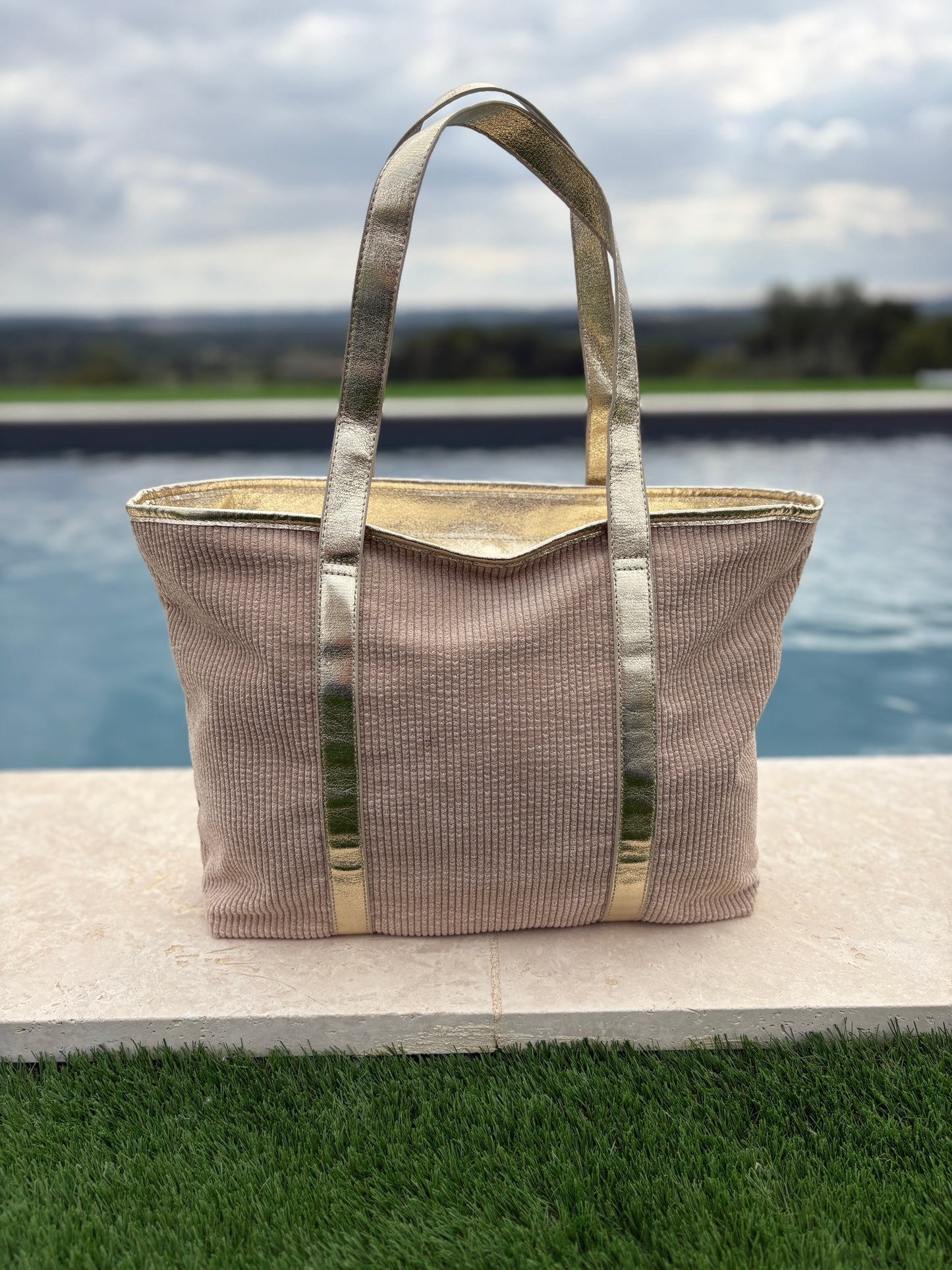 Sac à main style cabas porté main en tissu velours cotelé beige avec anses et bandes dorées