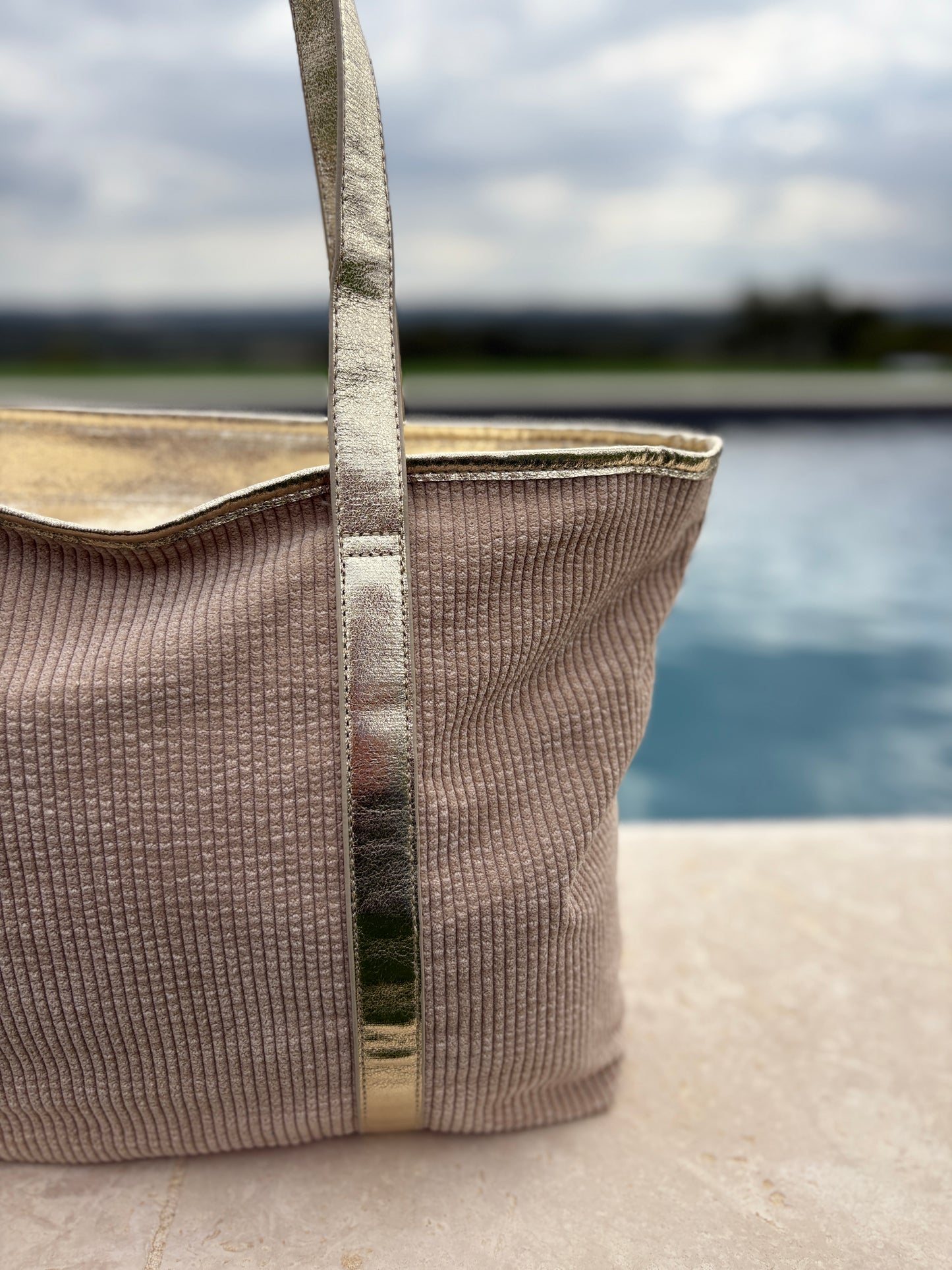 Sac à main style cabas porté main en tissu velours cotelé beige avec anses et bandes dorées