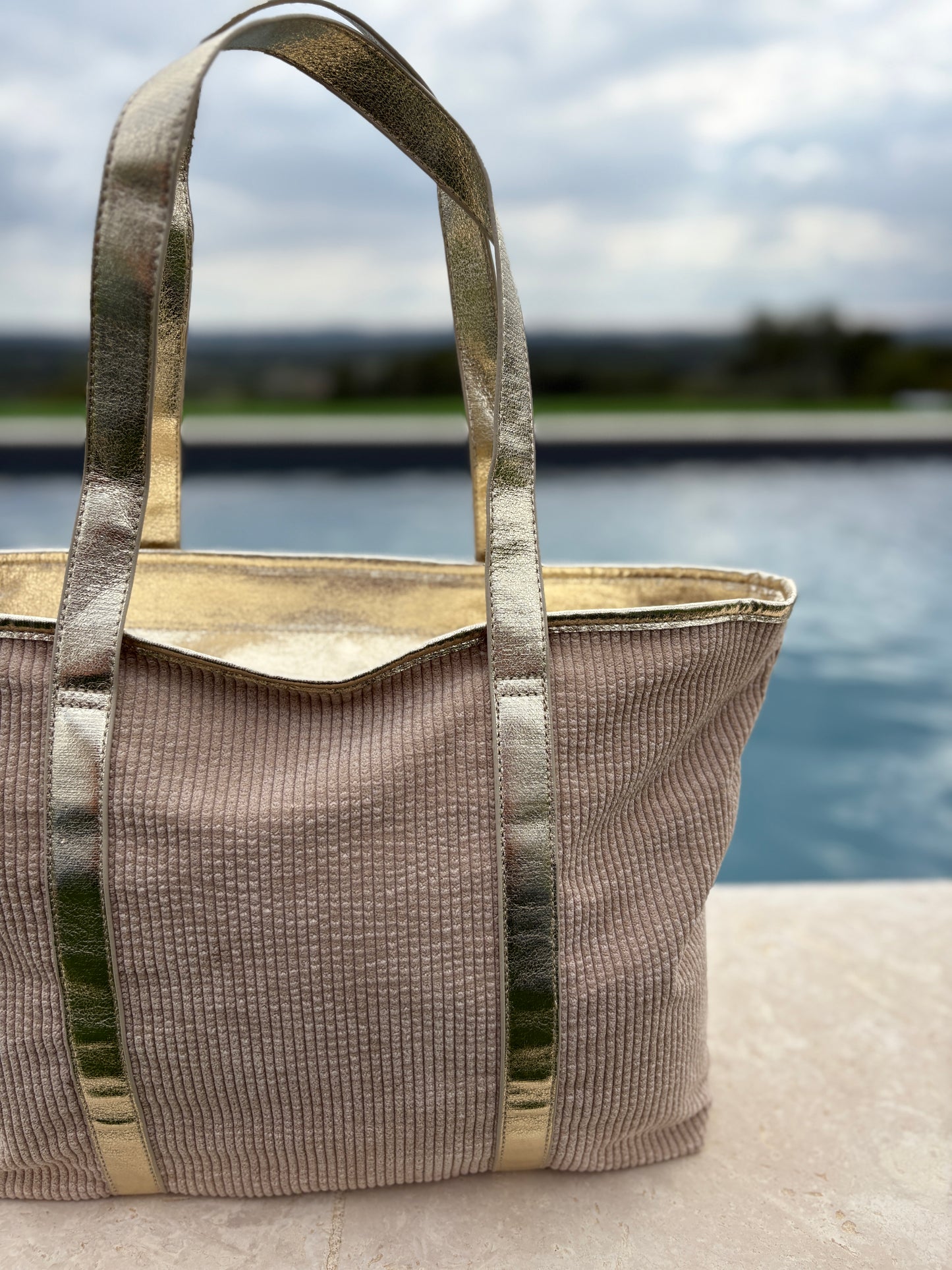 Sac à main style cabas porté main en tissu velours cotelé beige avec anses et bandes dorées
