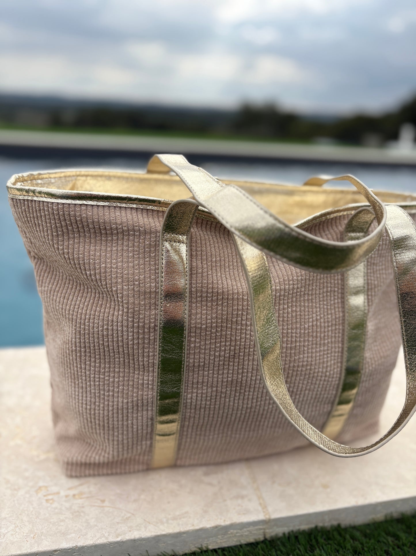 Sac à main style cabas porté main en tissu velours cotelé beige avec anses et bandes dorées