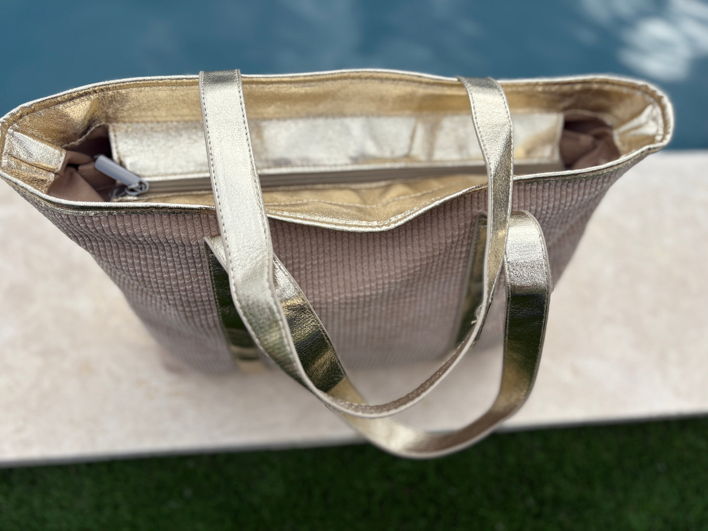Sac à main style cabas porté main en tissu velours cotelé beige avec anses et bandes dorées