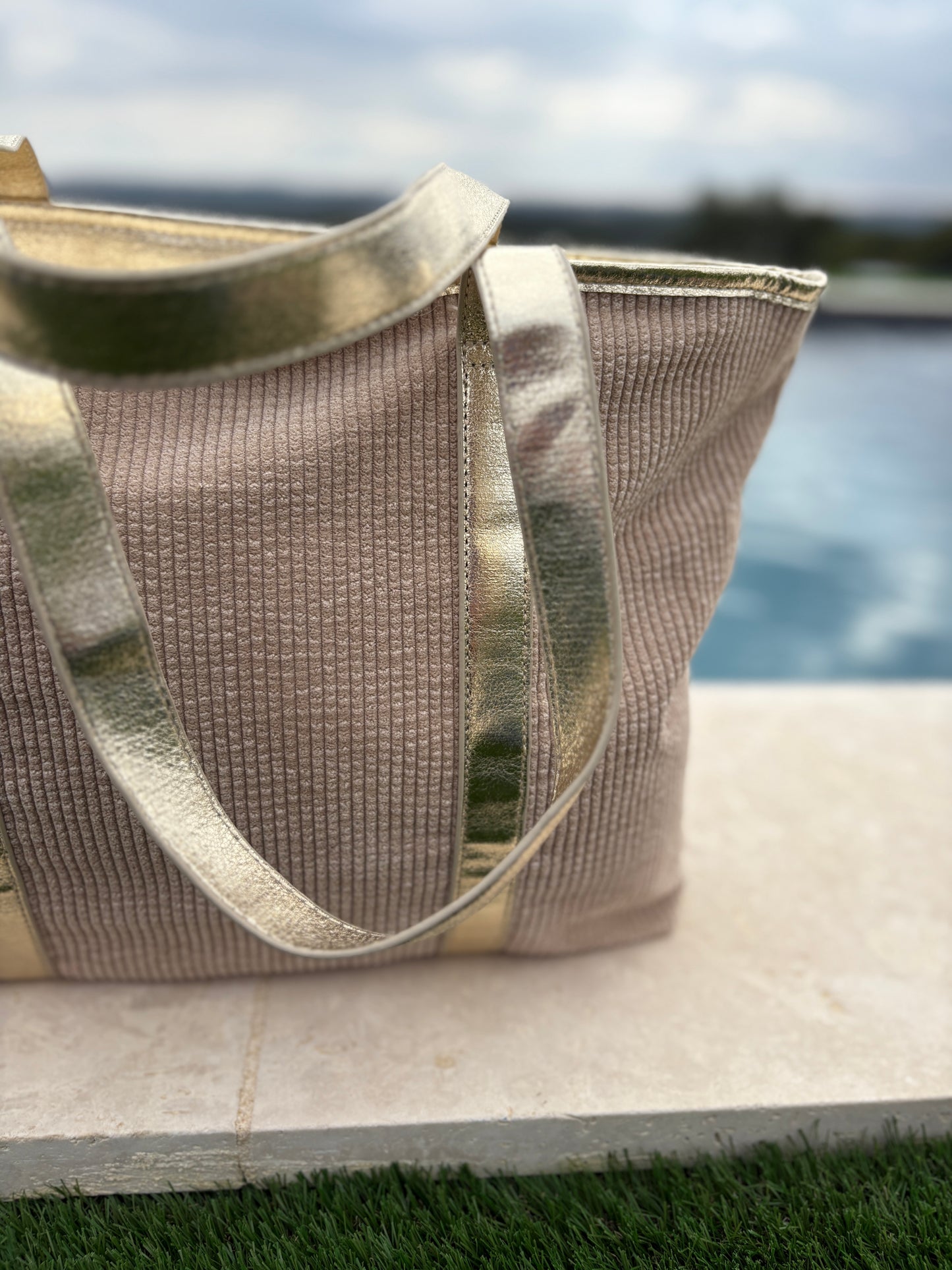 Sac à main style cabas porté main en tissu velours cotelé beige avec anses et bandes dorées