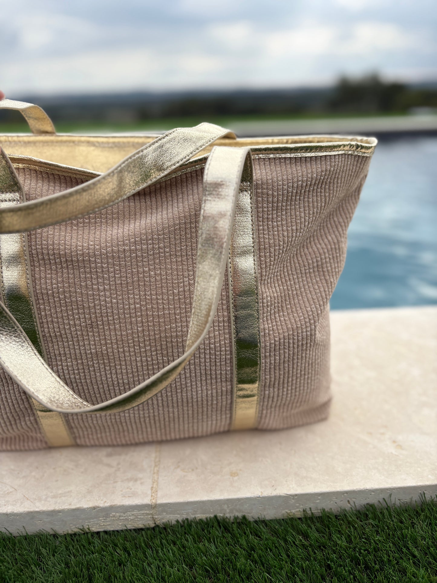 Sac à main style cabas porté main en tissu velours cotelé beige avec anses et bandes dorées