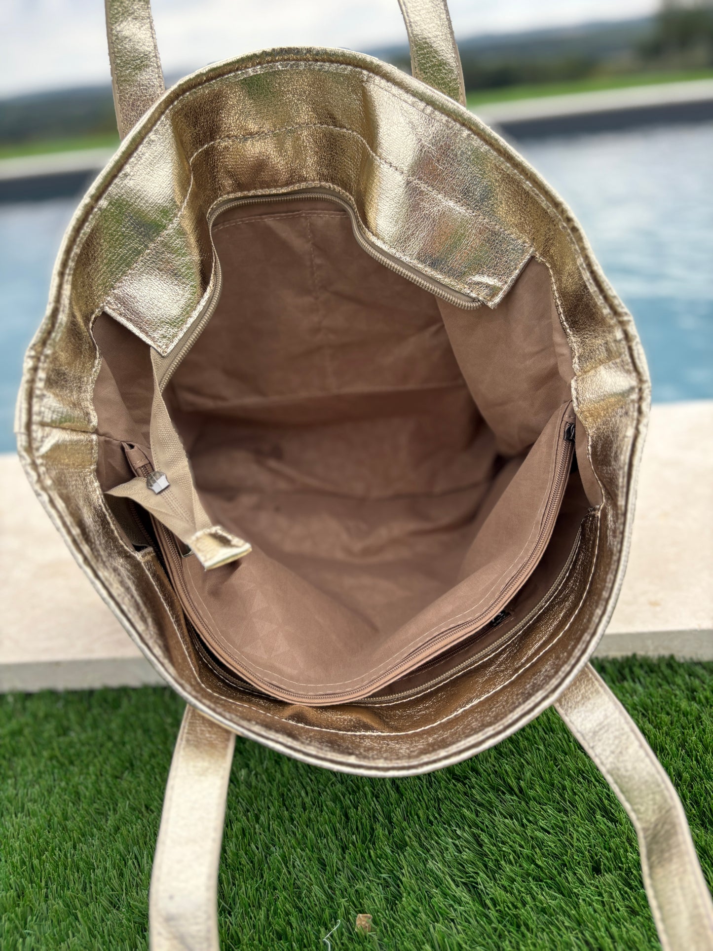Sac à main style cabas porté main en tissu velours cotelé beige avec anses et bandes dorées
