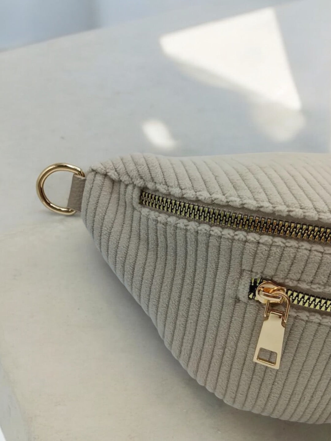 Sac banane velours côtelé 2 poches taupe clair sangle fantaisie