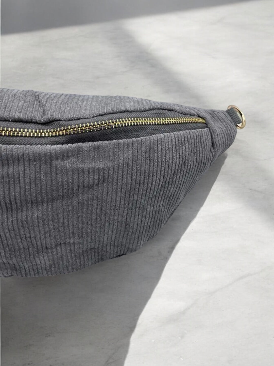 Sac banane velours côtelé couleur gris