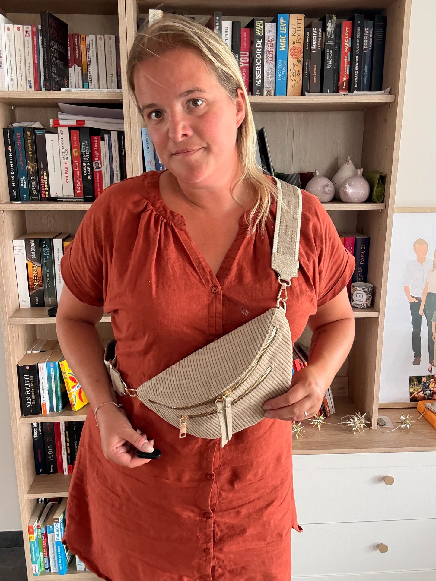 Sac Banane Velours Côtelé Taupe – 2 Poches Zip & Sangle Dorée