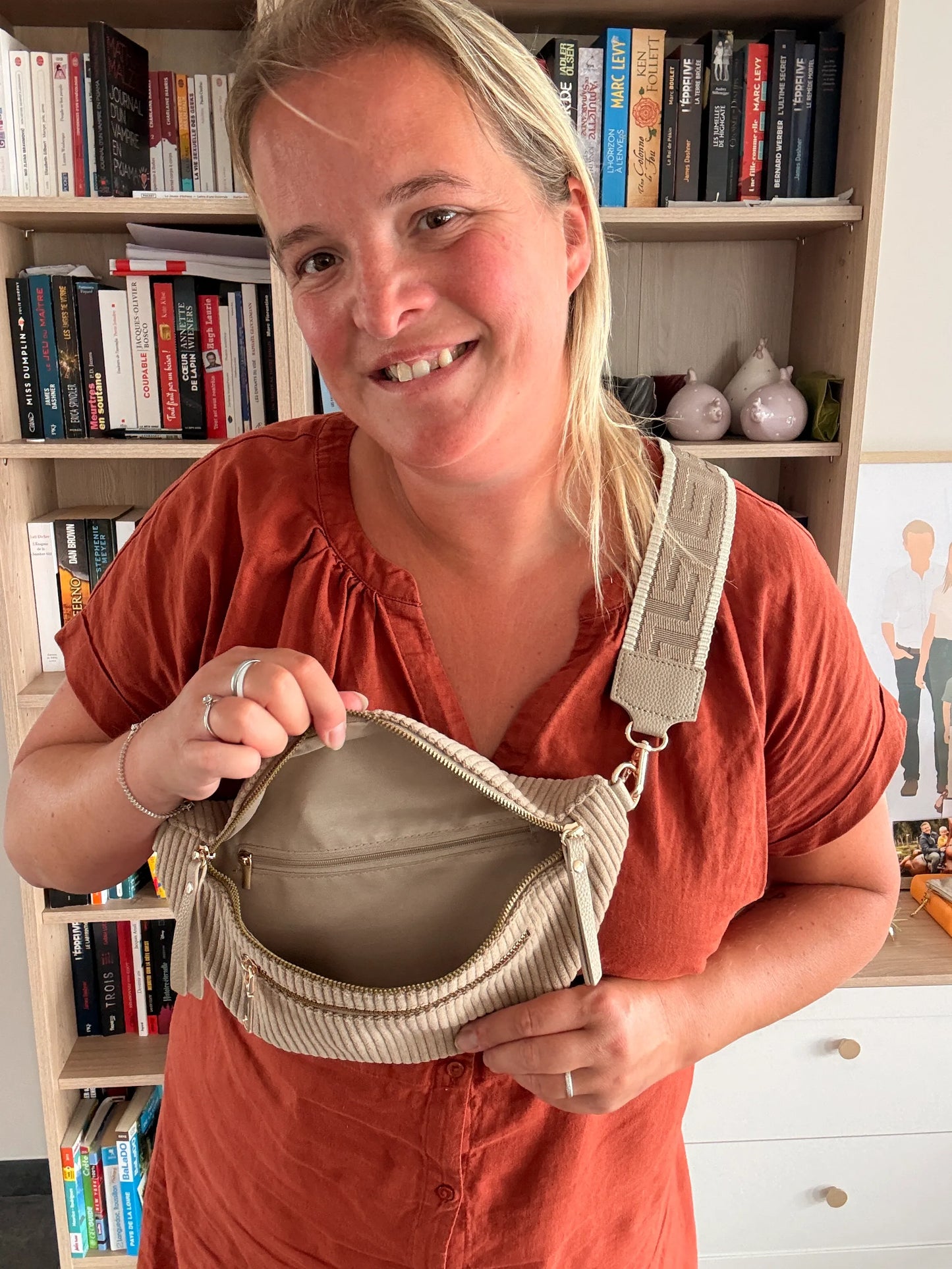 Sac Banane Velours Côtelé Taupe – 2 Poches Zip & Sangle Dorée