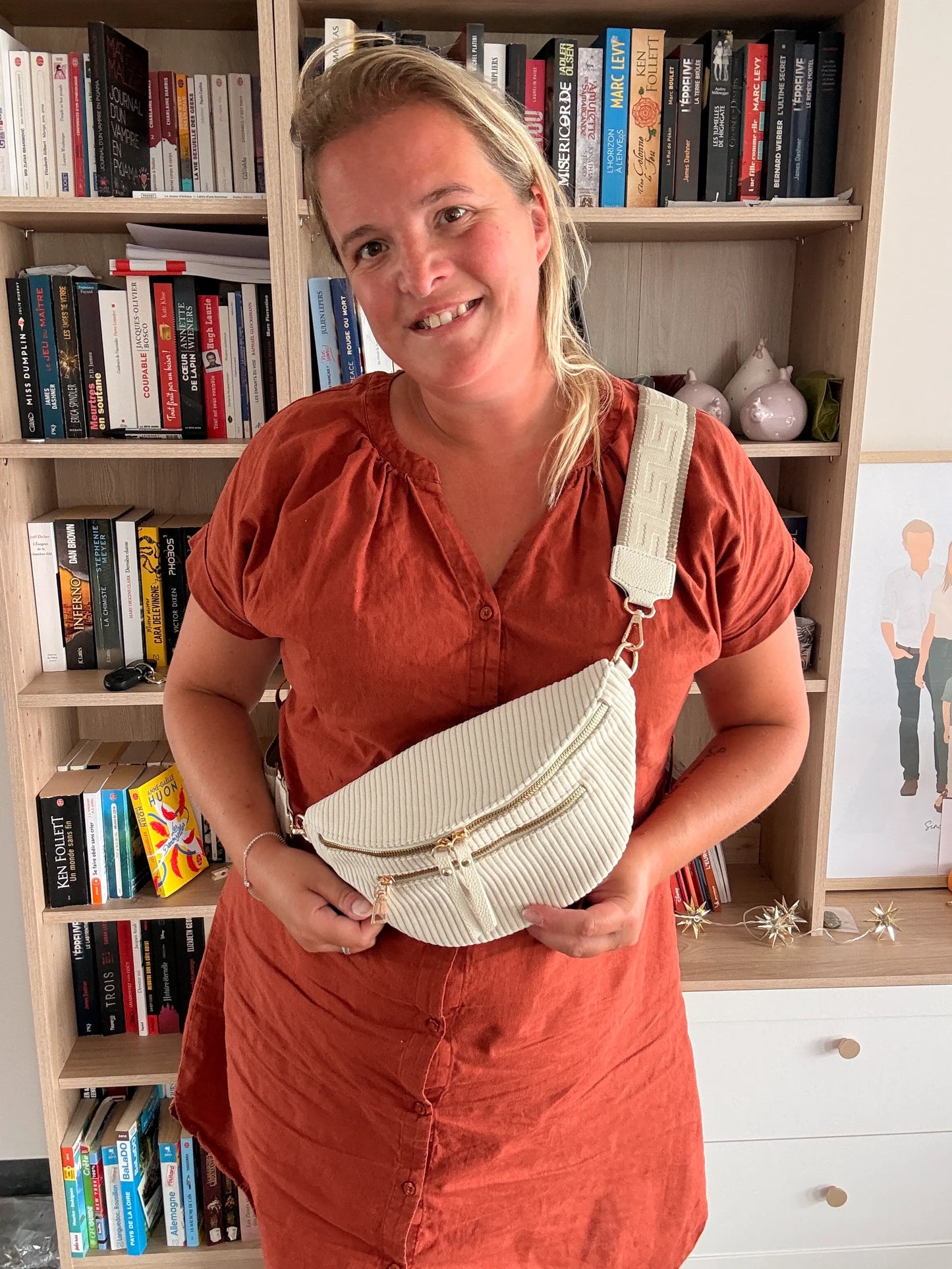Sac Banane Velours Côtelé Beige – Zips Dorés & Sangle Géométrique | Best-Seller