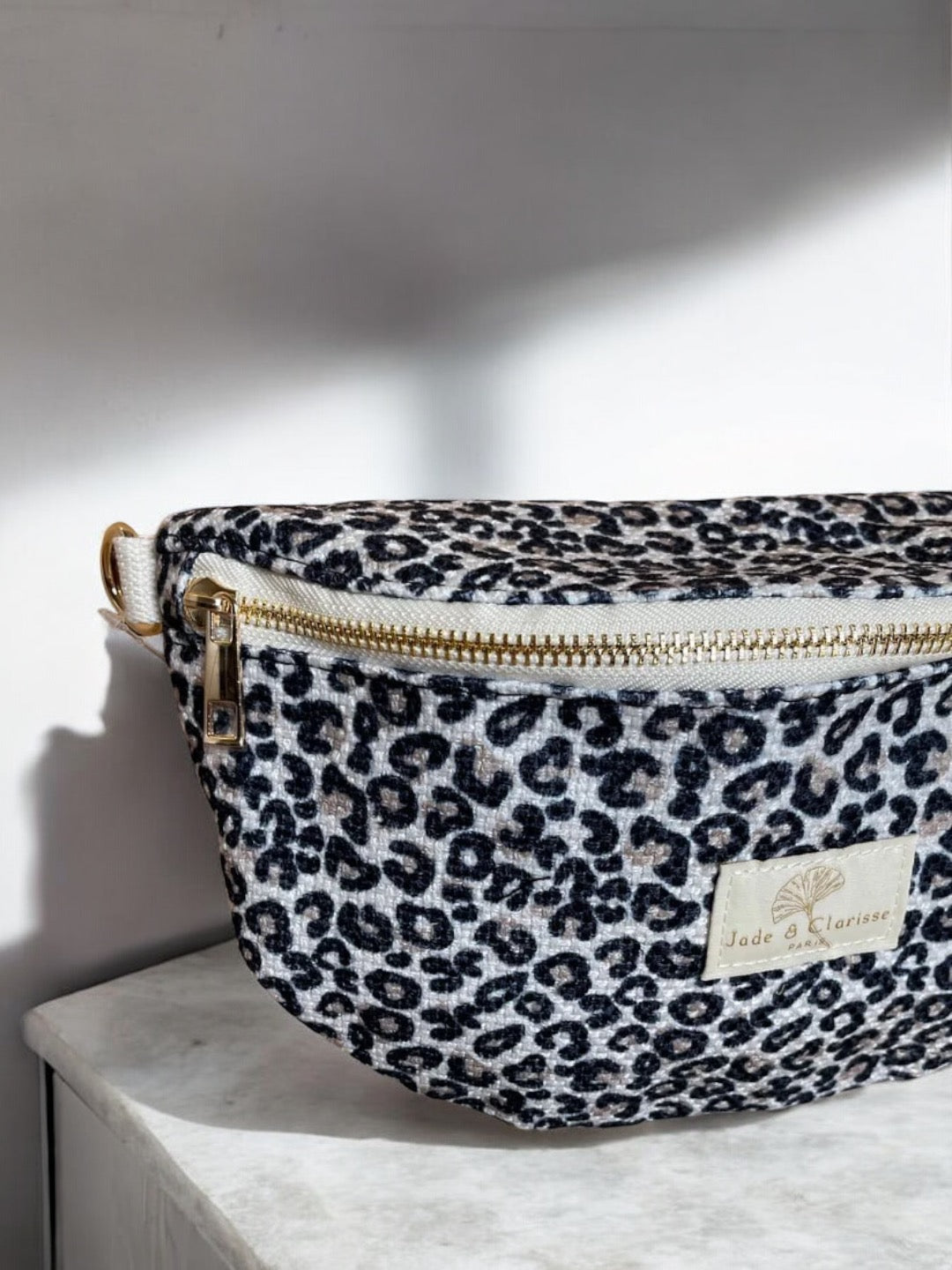 Sac banane tissu coton Jade & Clarisse motifs leopard noir & blanc