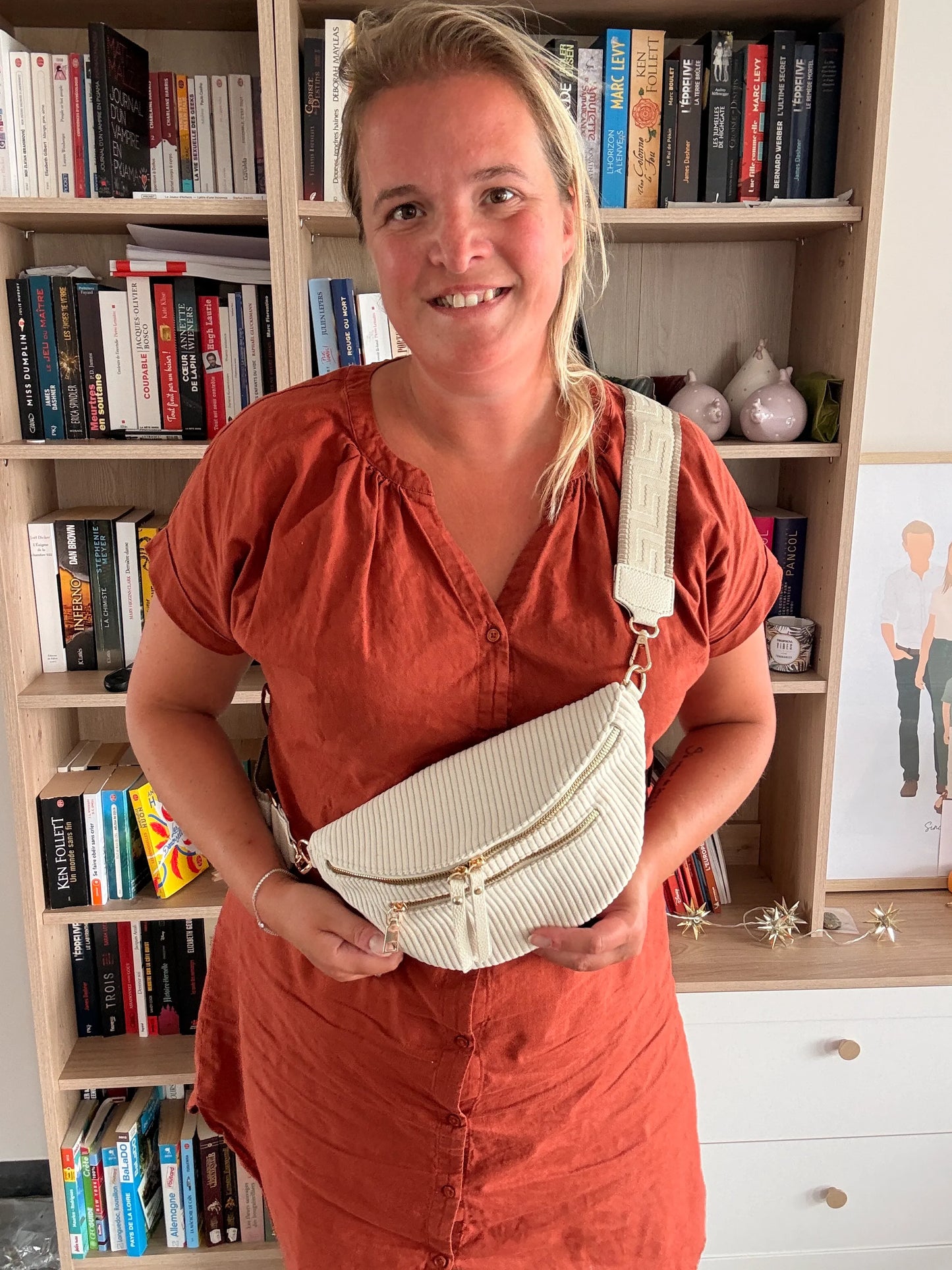 Sac Banane Velours Côtelé Beige – Zips Dorés & Sangle Géométrique | Best-Seller