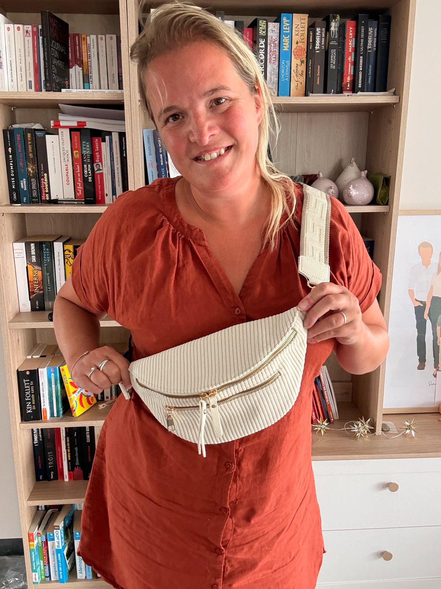Sac Banane Velours Côtelé Beige – Zips Dorés & Sangle Géométrique | Best-Seller
