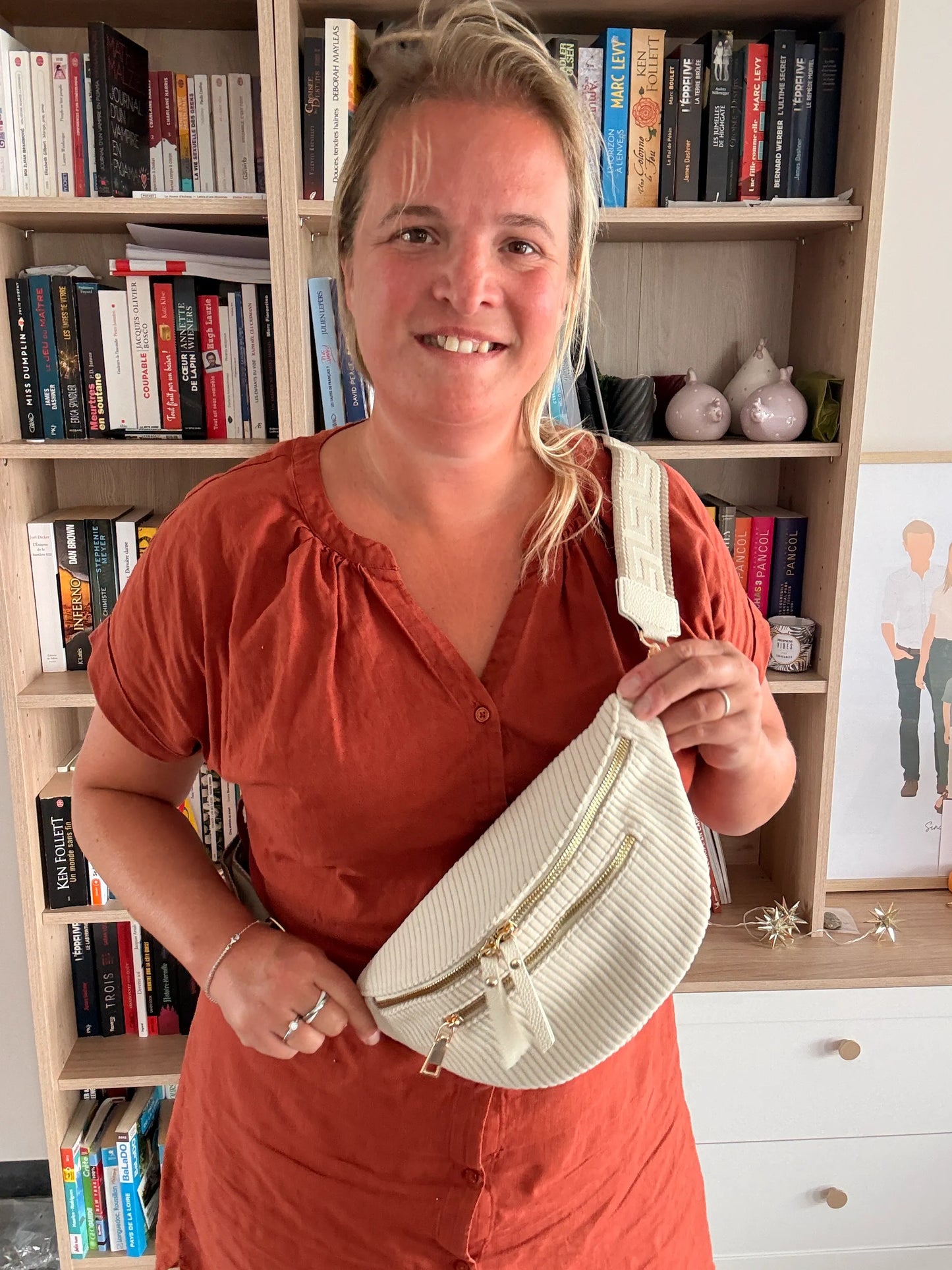 Sac Banane Velours Côtelé Beige – Zips Dorés & Sangle Géométrique | Best-Seller