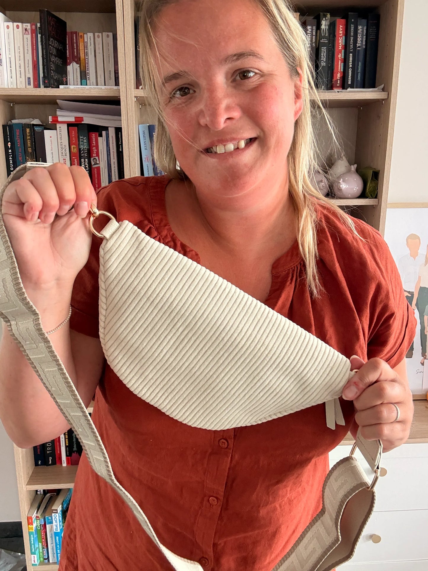 Sac Banane Velours Côtelé Beige – Zips Dorés & Sangle Géométrique | Best-Seller