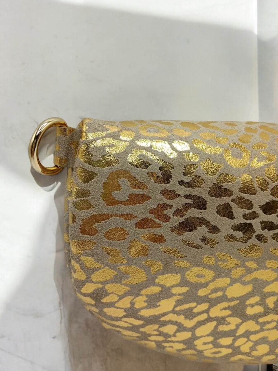 Sac banane croûte de cuir motif léopard doré 1 poche